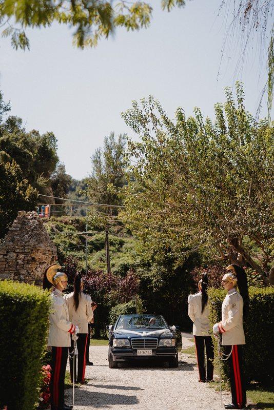 L’arrivo degli sposi nel giardino