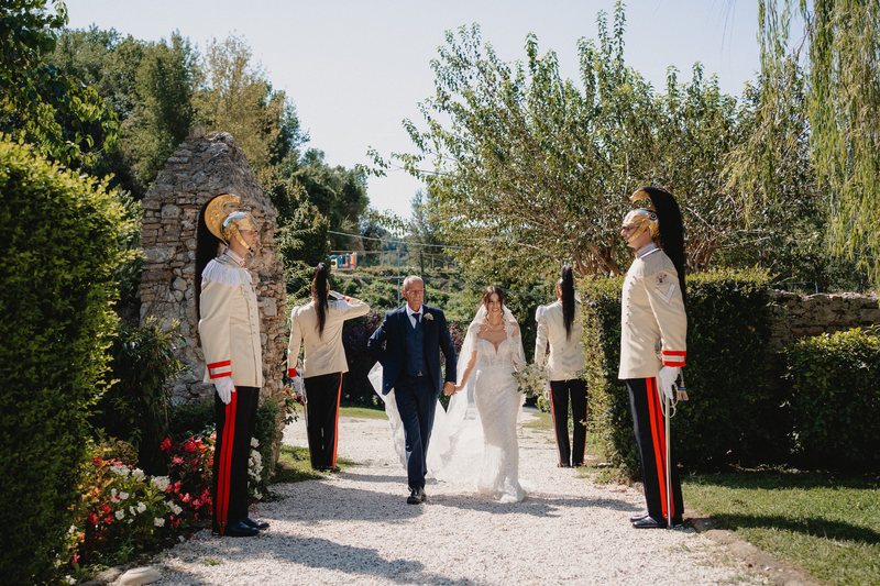 L’arrivo degli sposi nel giardino