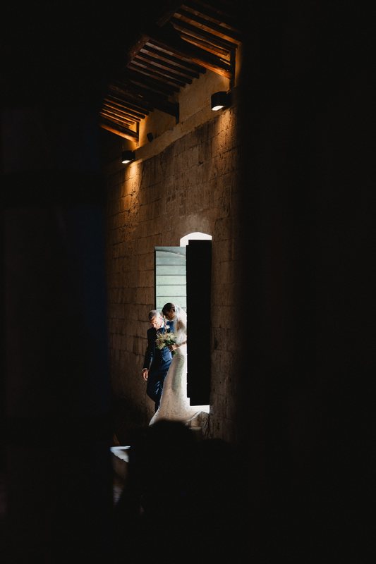 Sposi tra archi, pietra e luce