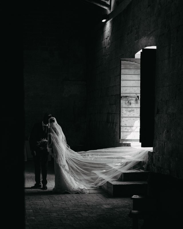 Sposi tra archi, pietra e luce