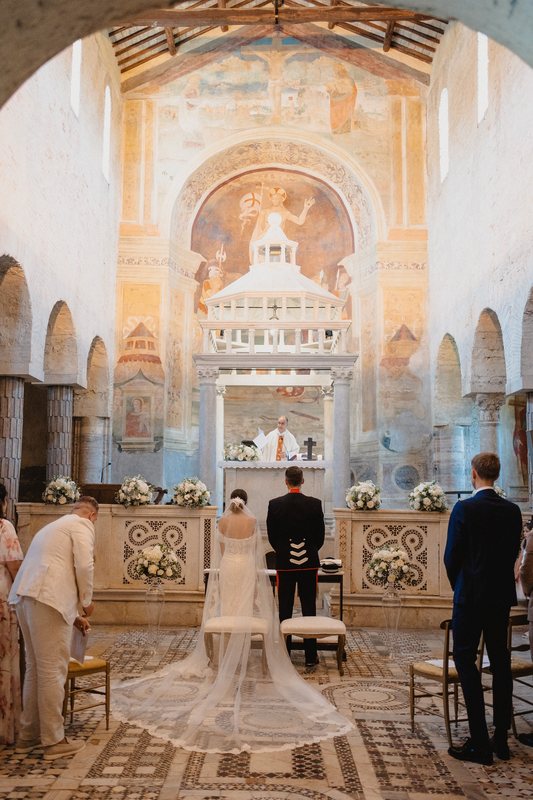 La navata e gli affreschi della chiesa