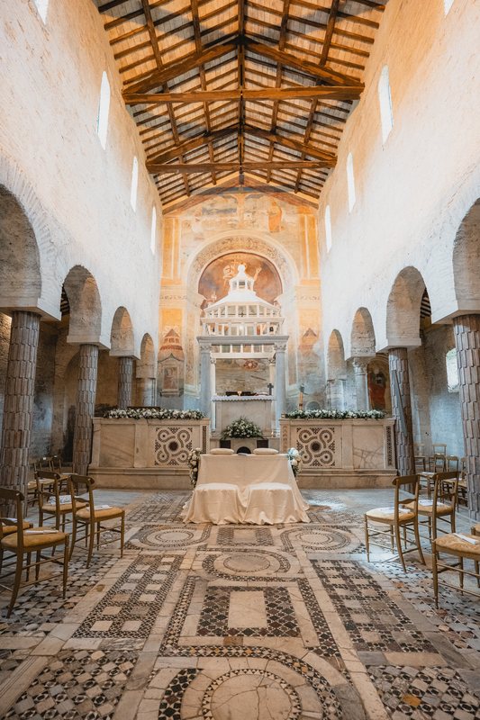La navata e gli affreschi della chiesa
