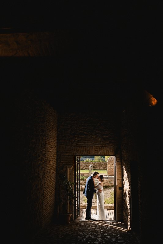 Sposi tra archi, pietra e luce