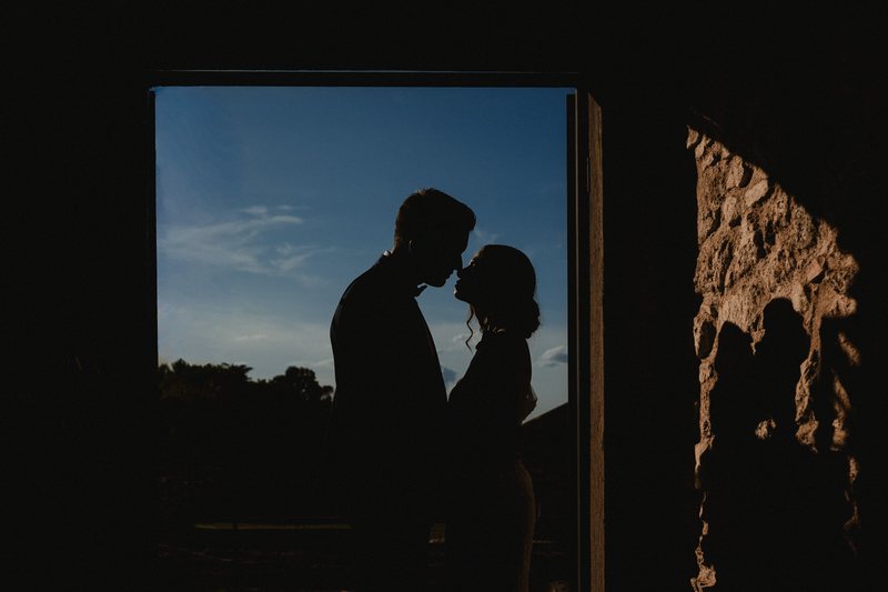 Sposi tra archi, pietra e luce