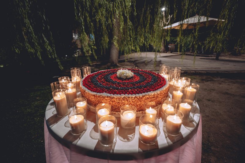 Il taglio della torta nel giardino
