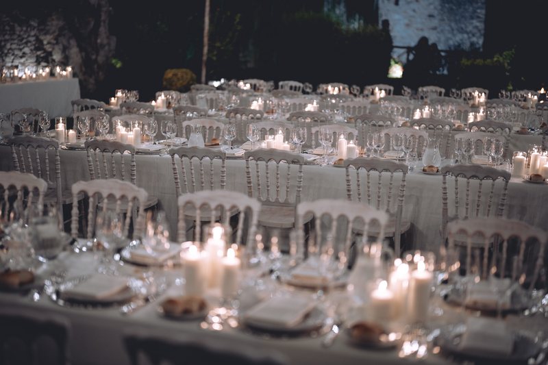 Il ricevimento serale tra luci e giardino