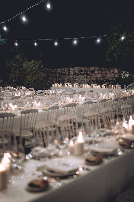 Il ricevimento serale tra luci e giardino