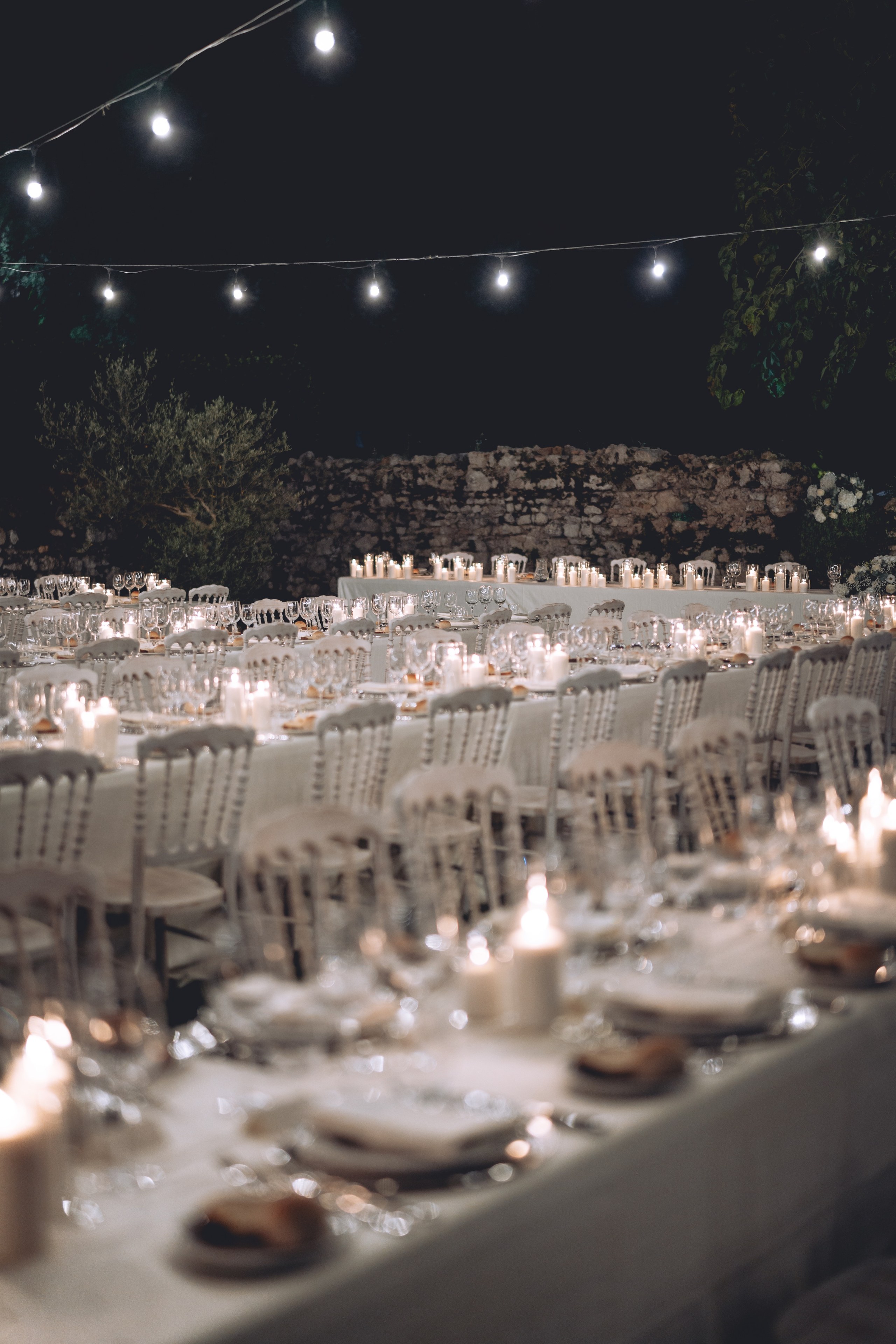 Il ricevimento serale tra luci e giardino