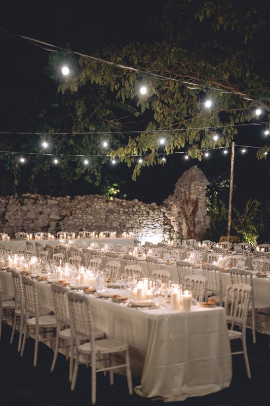 Il ricevimento serale tra luci e giardino