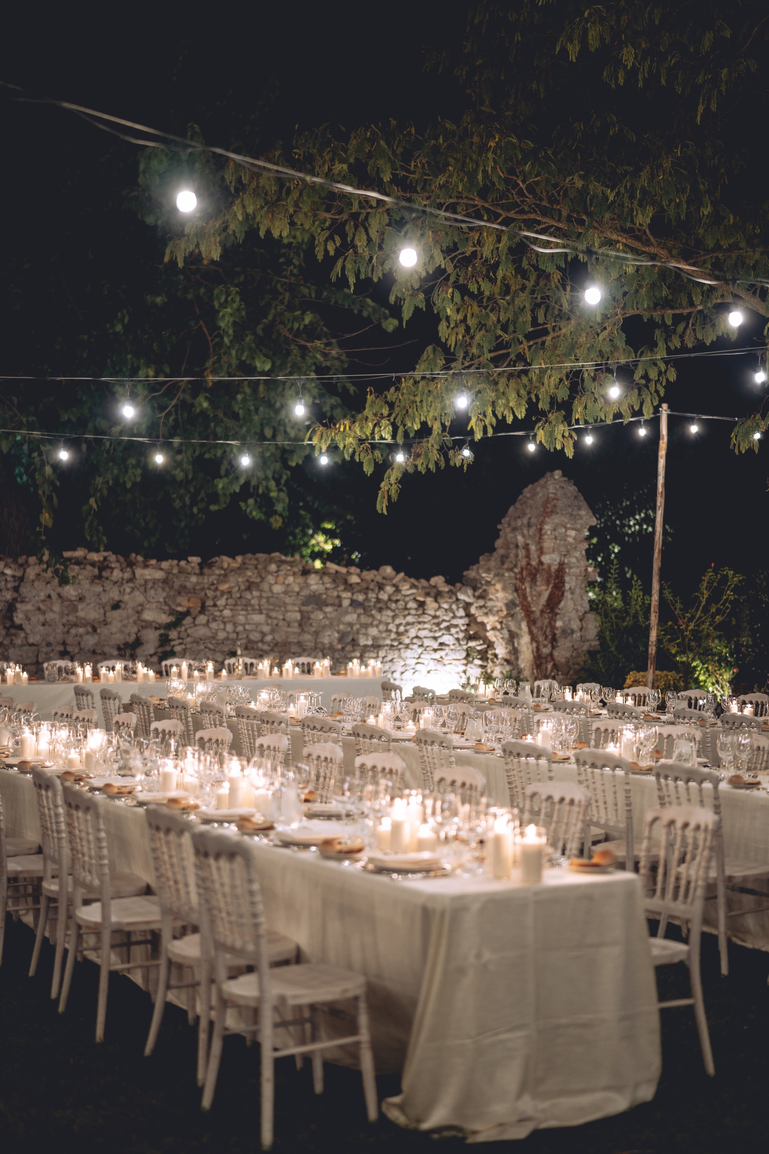 Il ricevimento serale tra luci e giardino