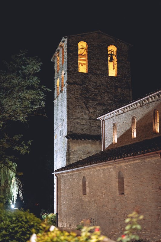 L’Abbazia illuminata alla sera