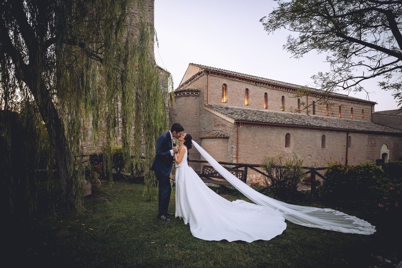Gli sposi negli spazi esterni dell’Abbazia