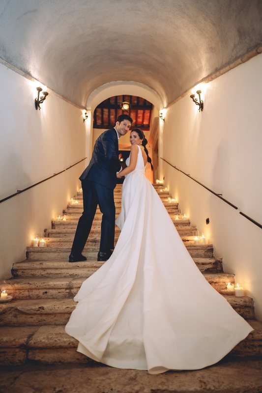 Sposi tra archi, pietra e luce