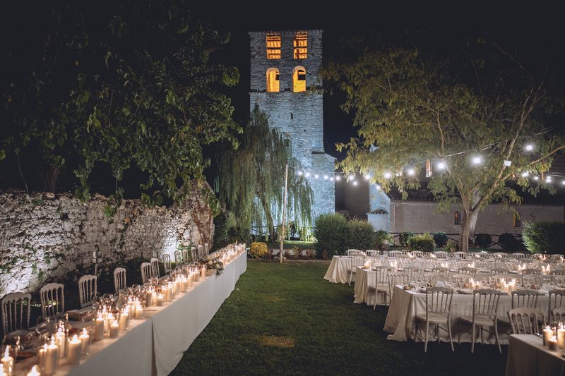 Il ricevimento serale tra luci e giardino
