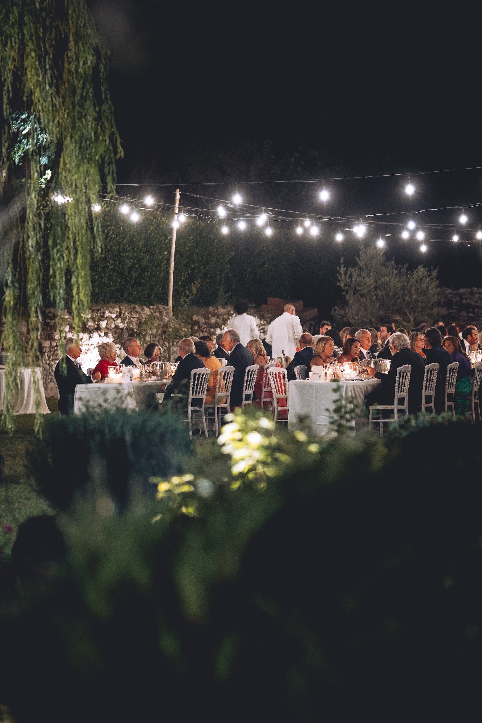 Il ricevimento serale tra luci e giardino