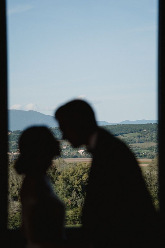 Sposi tra archi, pietra e luce