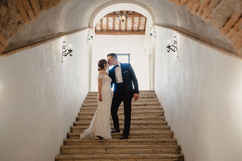 Sposi tra archi, pietra e luce