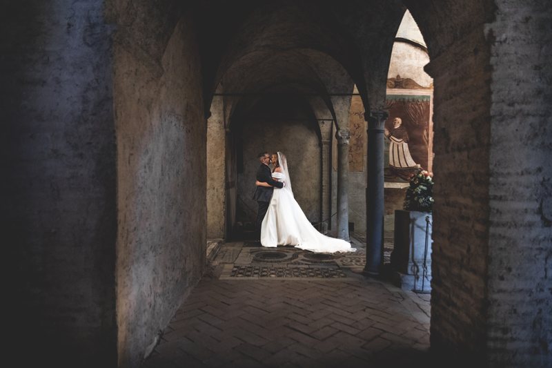 Sposi tra archi, pietra e luce