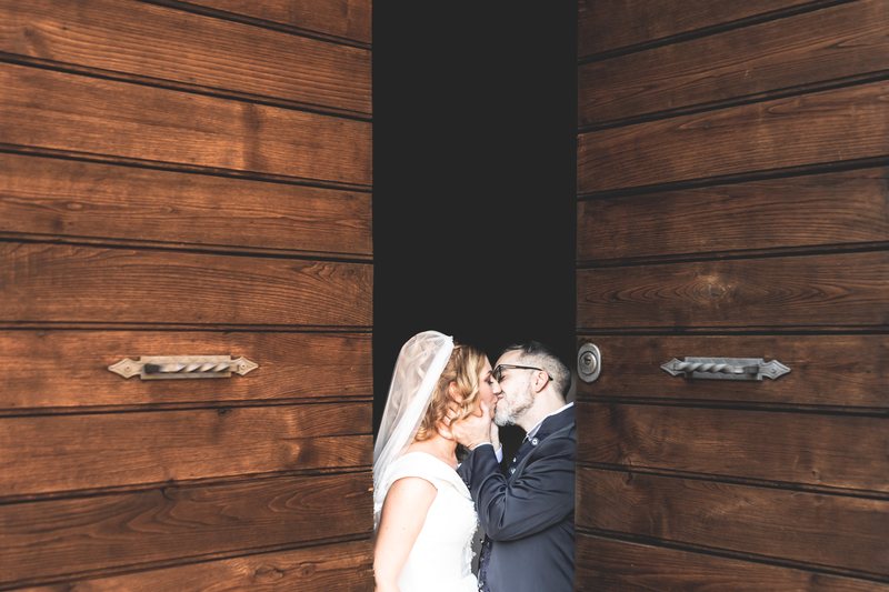 Sposi tra archi, pietra e luce