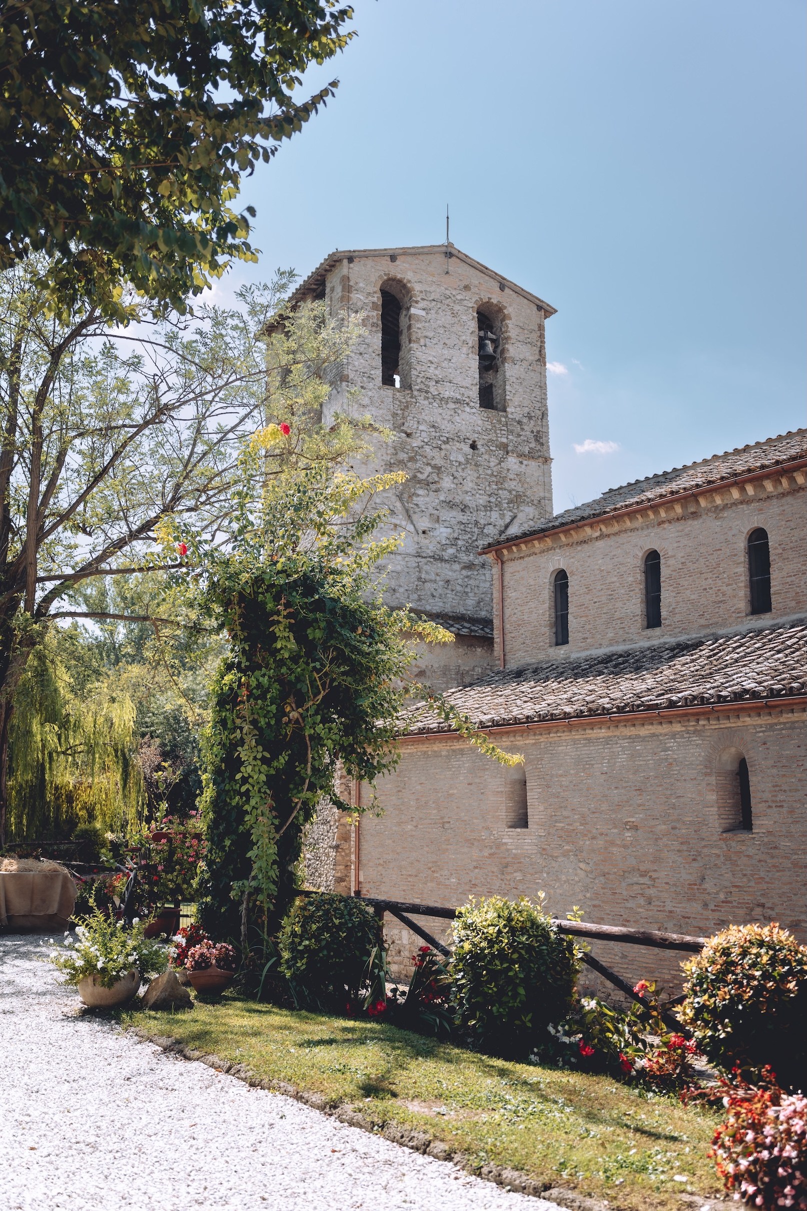 La facciata e il campanile dell’Abbazia