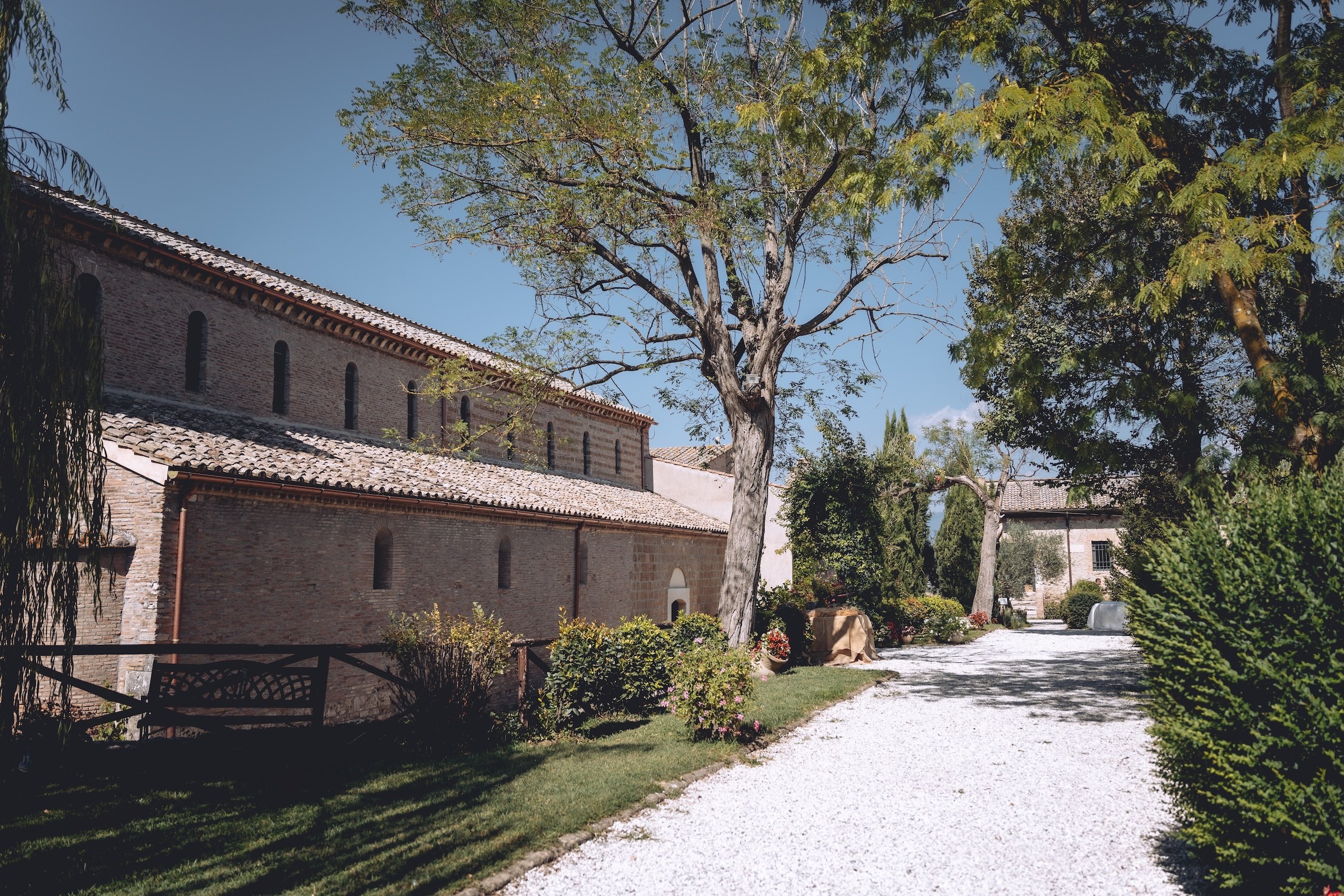 Il giardino e gli accessi alle sale dell’Abbazia