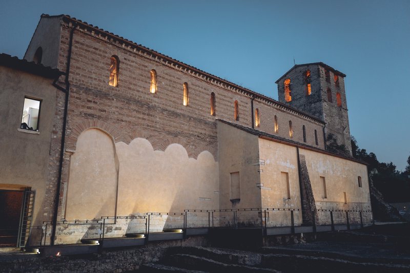 L’Abbazia illuminata alla sera