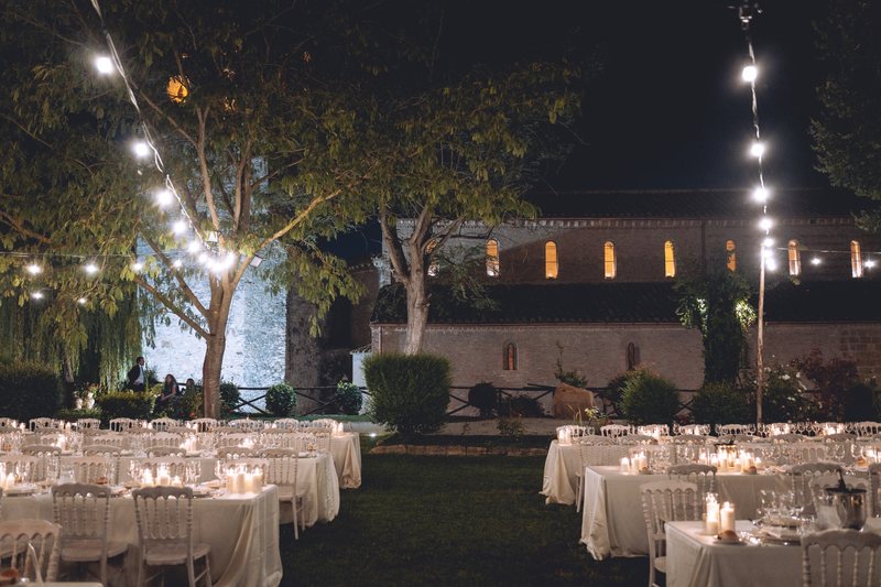 Il ricevimento serale tra luci e giardino