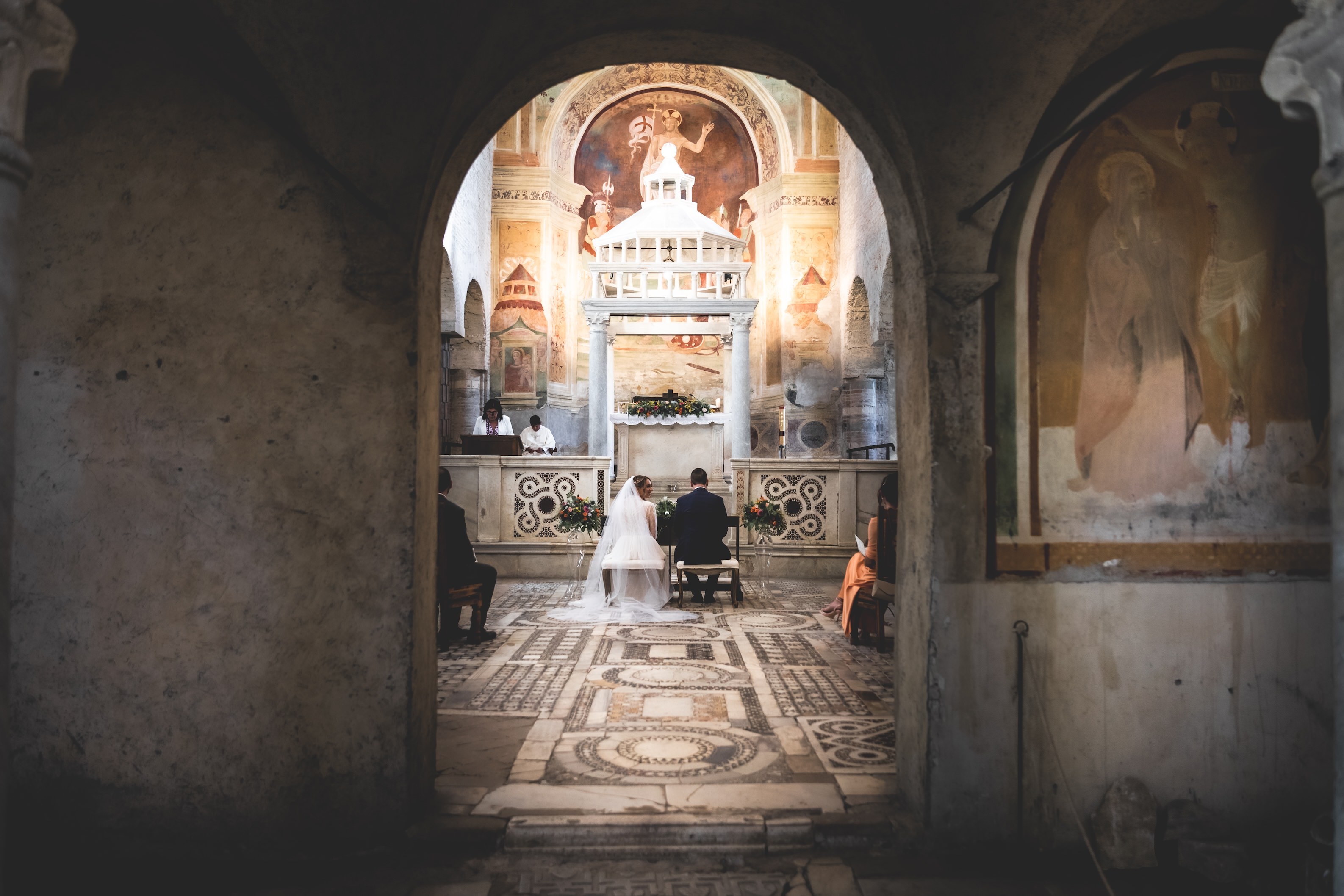 Una cerimonia nella chiesa dell’Abbazia