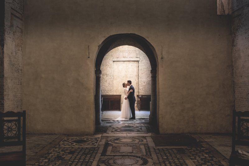 Sposi tra archi, pietra e luce