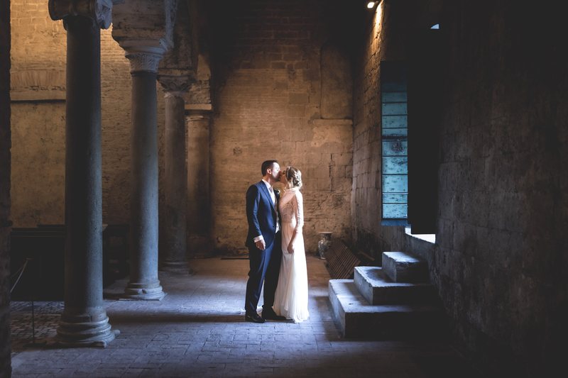 Sposi tra archi, pietra e luce