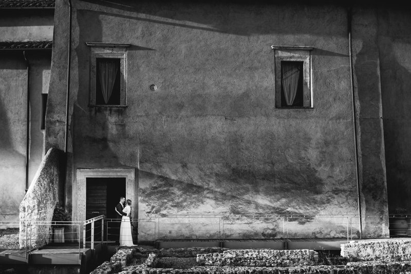Sposi tra archi, pietra e luce