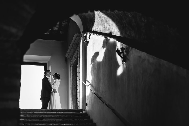 Sposi tra archi, pietra e luce