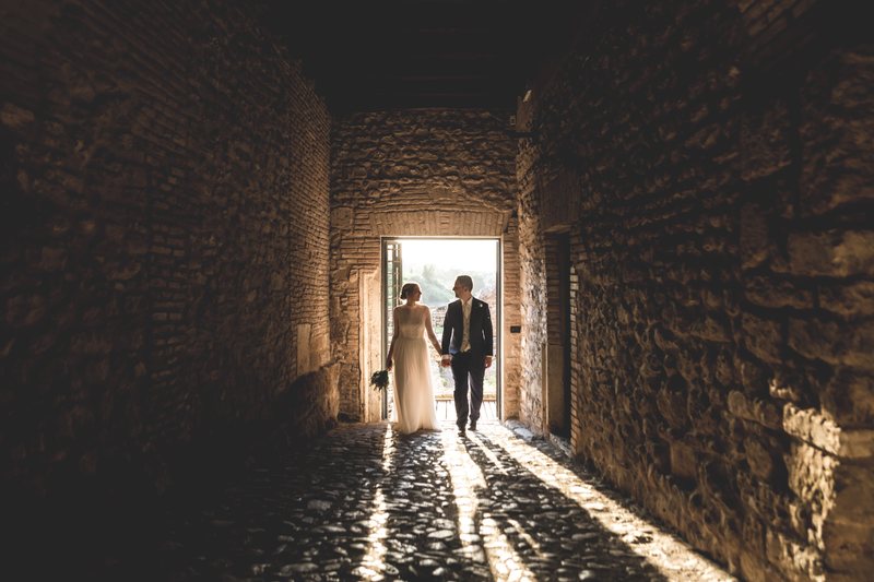 Sposi tra archi, pietra e luce
