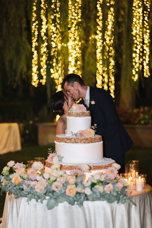 Il taglio della torta nel giardino