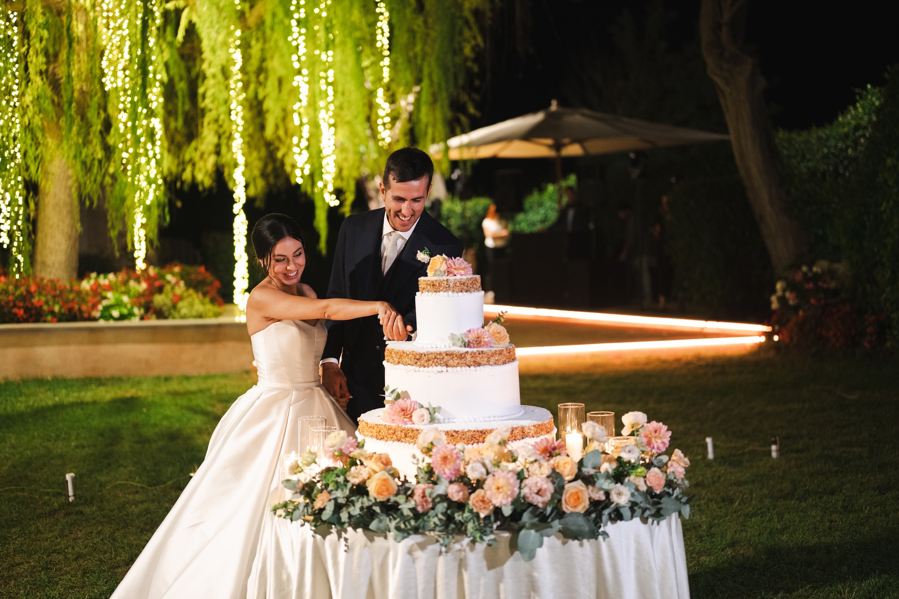 Il taglio della torta nel giardino