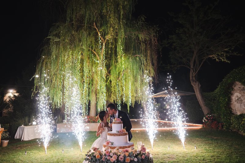 Il taglio della torta nel giardino